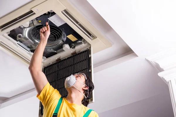 Signs You Need an HVAC Contractor in Houston for Repairs or Replacement